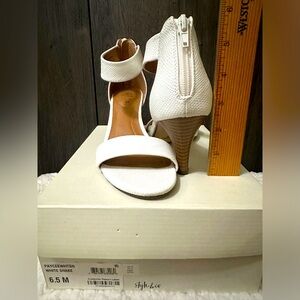 Style & Co Paycee White Snake Size 6.5